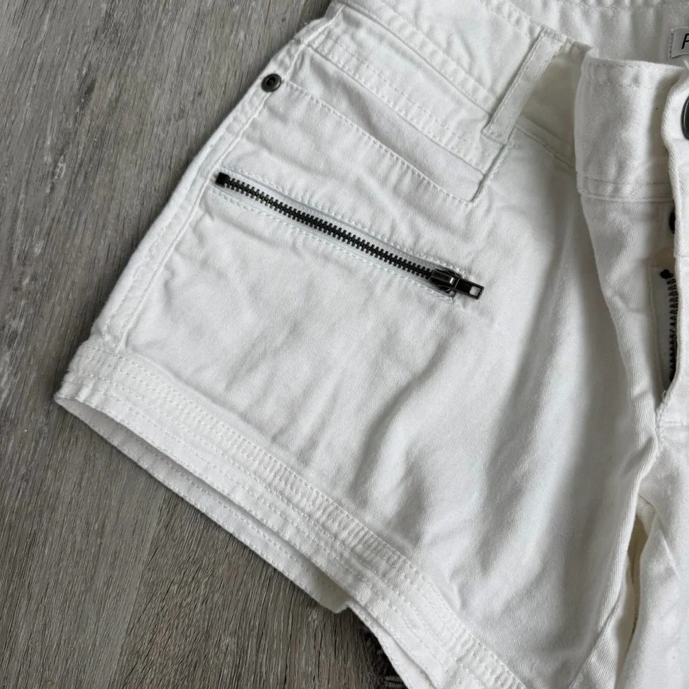 Vintage Mid-Rise White Cotton Cargo Shorts with Zipper Pockets - Picture 3 of 5